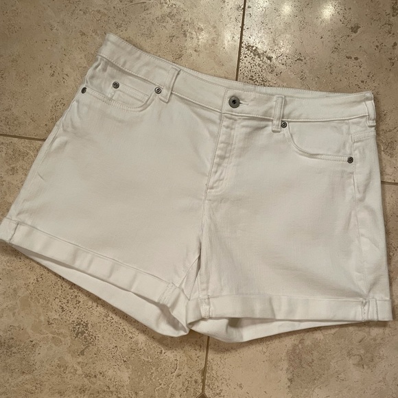 White jean shorts by Vince Camuto - Picture 1 of 6
